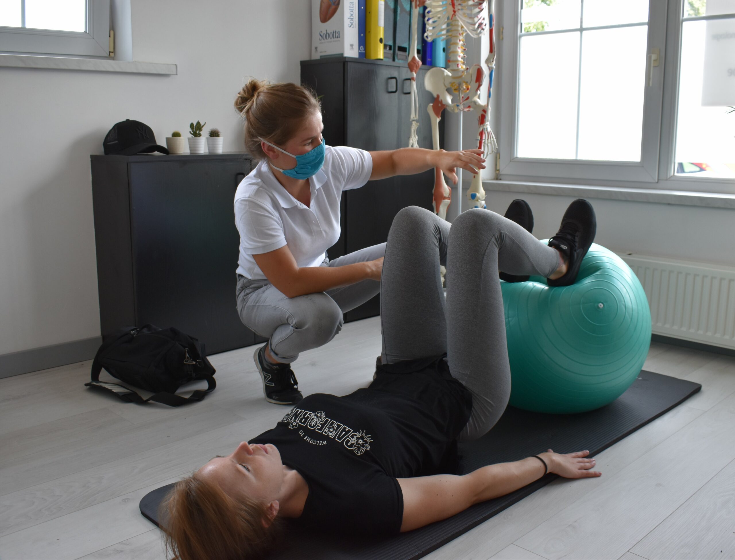 Post-natale kinesist behandelt vrouw die bevallen is
