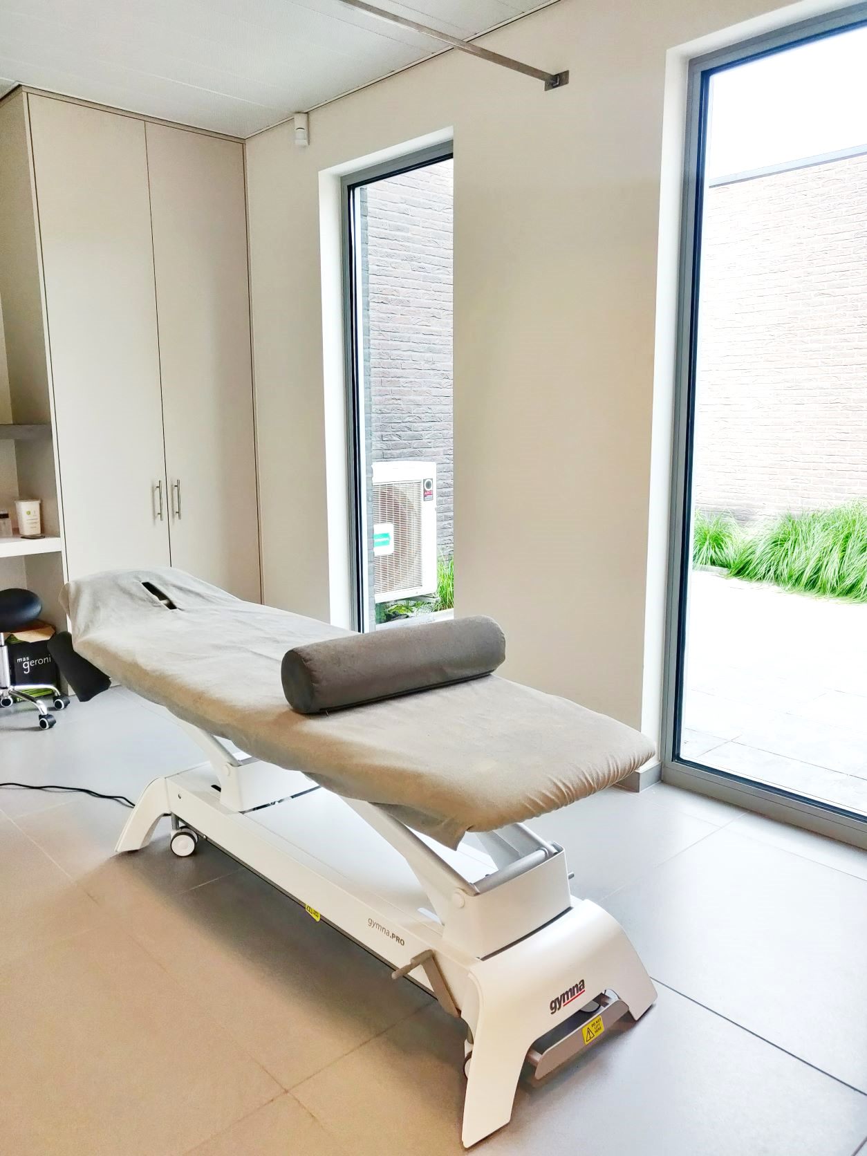 Rustige behandelkamer met massagetafel bij Revive Health Center