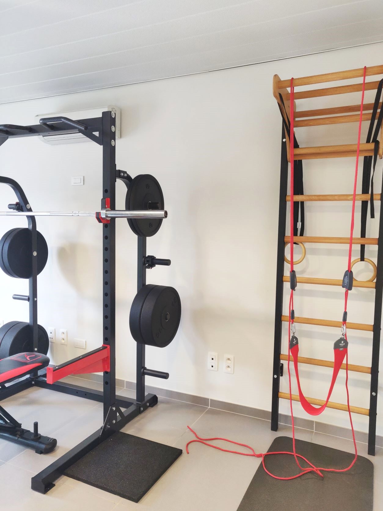 Squatrek en wandrek in de trainingsruimte van Revive