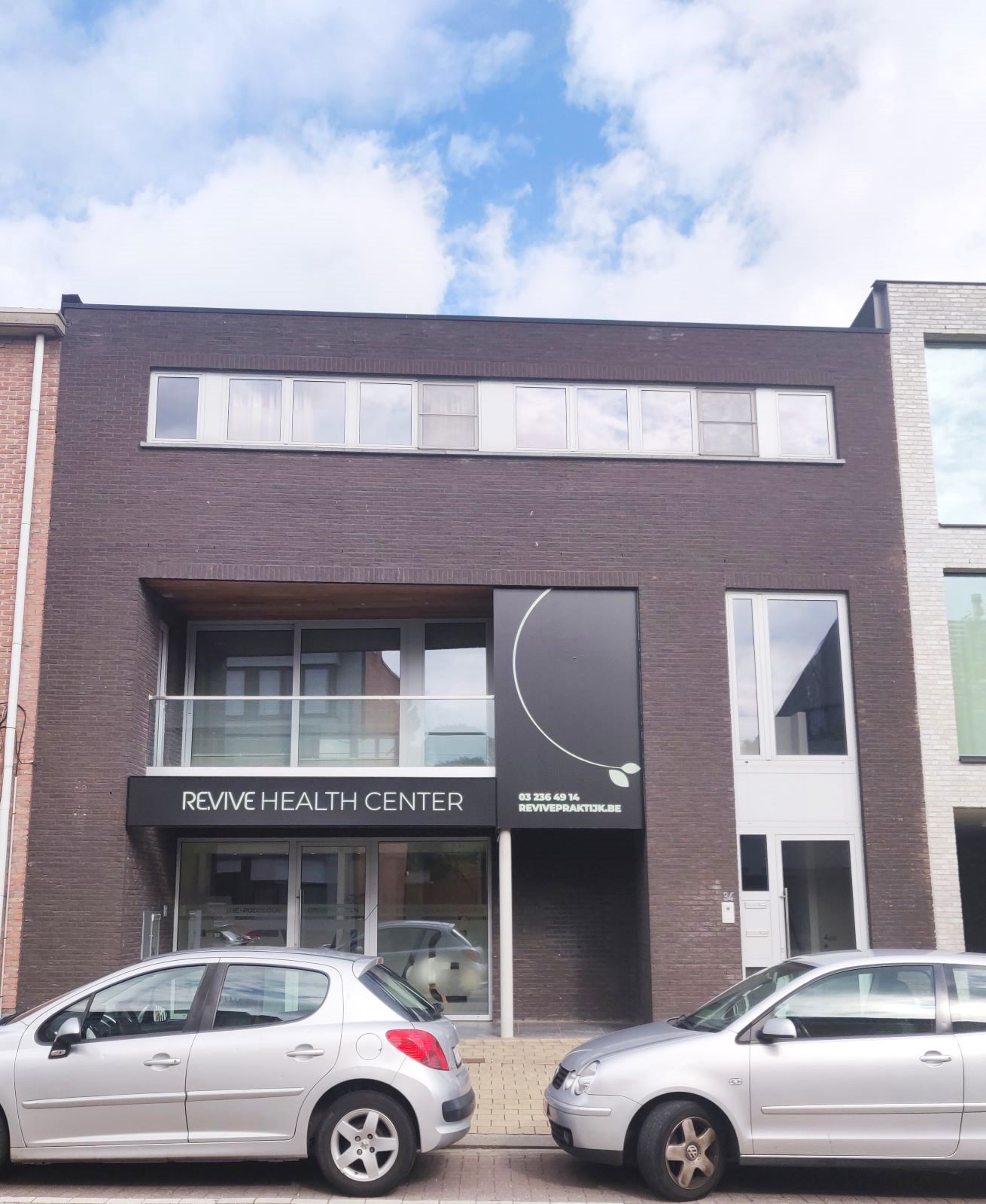 Het gebouw van Revive Health Center aan de Vrasenestraat