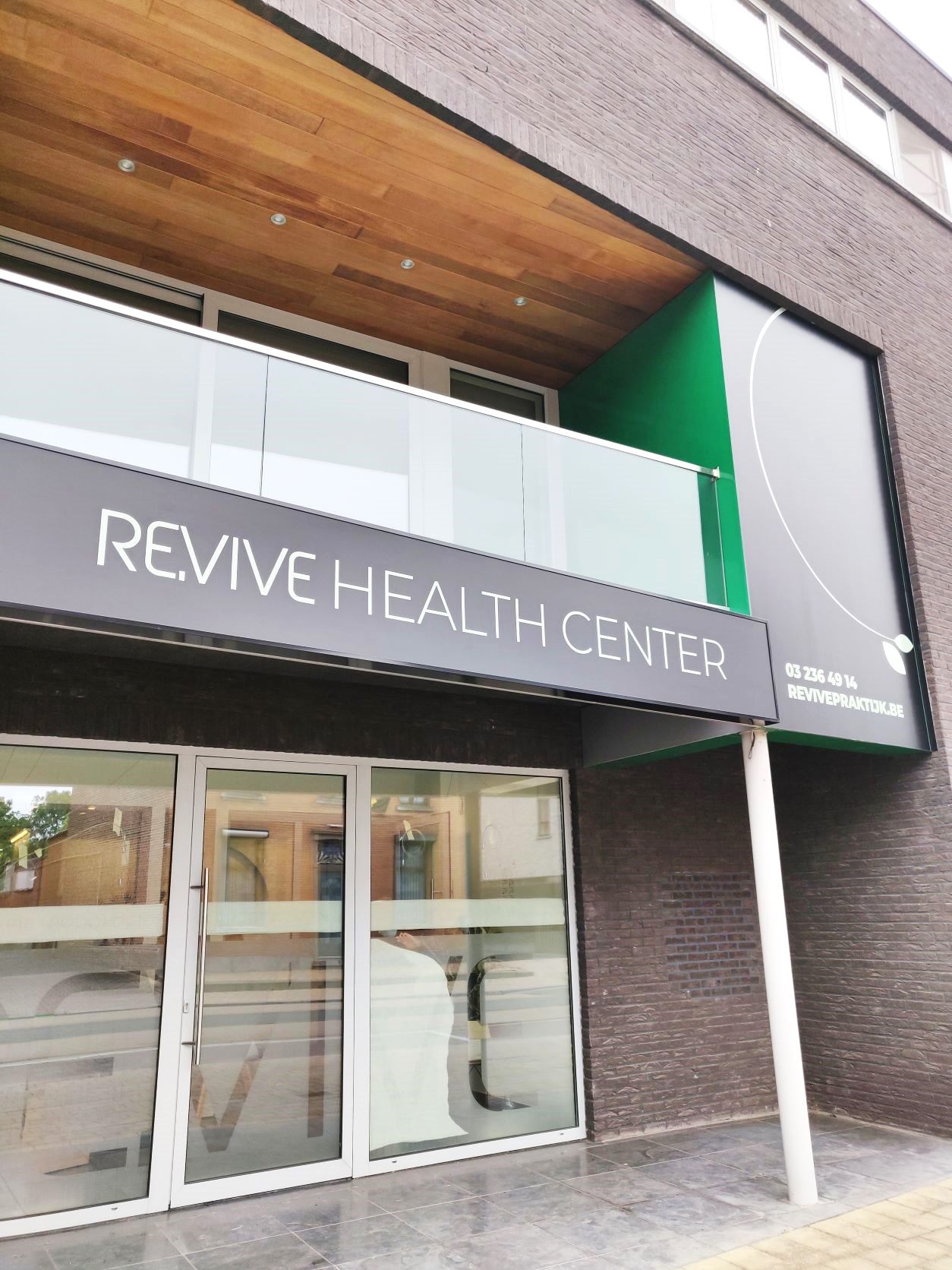 De ingang van Revive Health Center in Nieuwkerken-Waas
